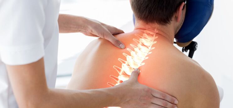 Pacient s osteochondrózou vyšetřovaný lékařem