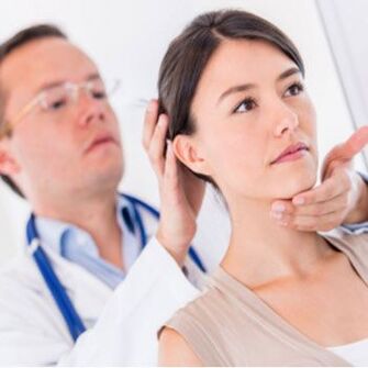 Neurolog vyšetřuje pacienta, který má bolesti krku